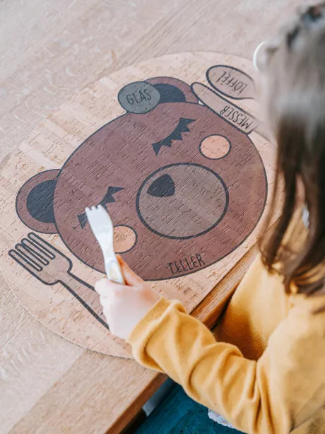 CLARISSAKORK Kork Unterlage Tischset Enjoying Bear | Babyzimmeraustattung | Zubehör & Co | Quietschfidel, dein Trageladen