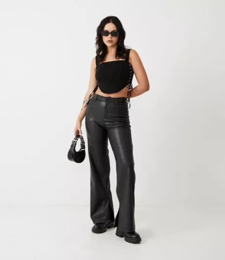 Calça Reta em Material Sintético com Bolsos Traseiros Preto