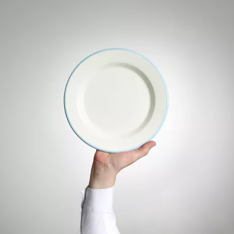 Emaille Teller, flach, crème, blauer Rand