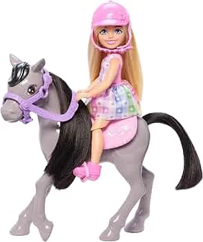 Barbie Chelsea und Pony Puppe und Pony - Aufsatteln zur Spielzeit für sicheres Sitzen auf dem Pferd, rosa Sattel und Steigbügeln, inklusive Helm und süßem Karo-Kleid, für Kinder ab 3 Jahren, HTK29: Amazon.de: Spielzeug