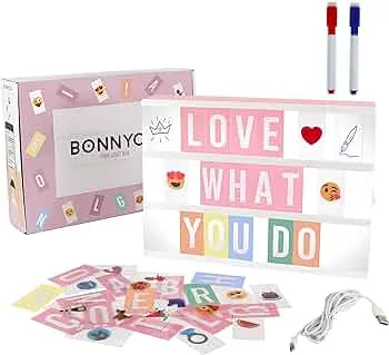Light Box Rosa A4 mit 400 Buchstaben, Emojis, 2 Stifte, USB - BONNYCO | Ä Ö Ü ß | Pink Led Lightbox Buchstaben Geschenk für Frauen, Mädchen | Lichtbox mit Buchstaben Schlafzimmer Wohnzimmer Deko : Amazon.de: Beleuchtung