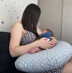Cojín de Lactancia Ergonómico - Diseño Estrella Gris – PEQUES Y PELUDOS