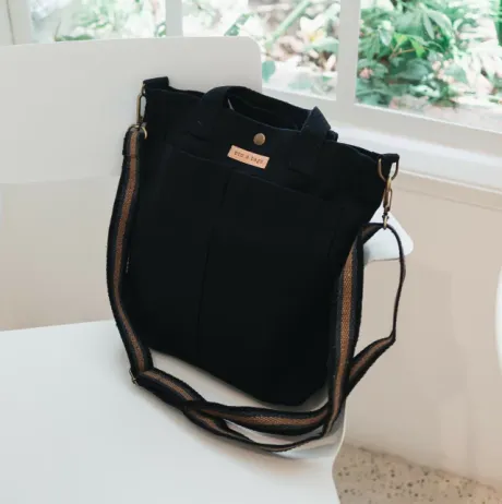 Walk Bag Preta Alça Listrada: Bolsa Versátil com Bolsos Externos