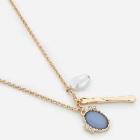 Colar Médio com Pingente de Pérola Artificial Palito e Resina com Strass Dourado