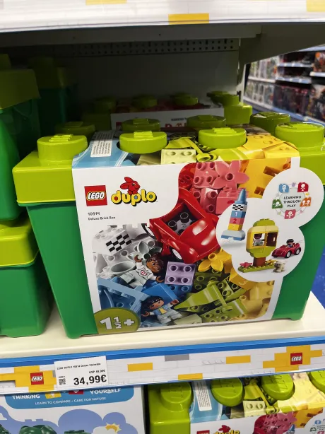 Große Duplobox mit rotem Auto