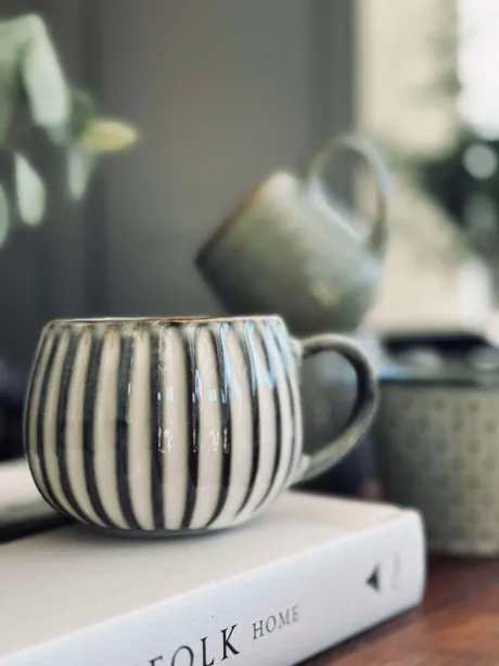 Krus VIGA Strib - Grå | Elegant stentøjskrus | 360 ml – VIAMAJA