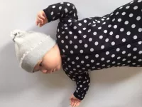 Babygeschenke| Beanie-Mütze aus feiner Merinowolle als Geschenk kaufen - mustikka.ch